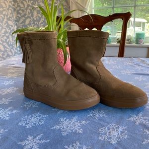 Crocs 203425 Lodge Point Suede Pull On Boot Tassel Camel Brown Size W7 EUC